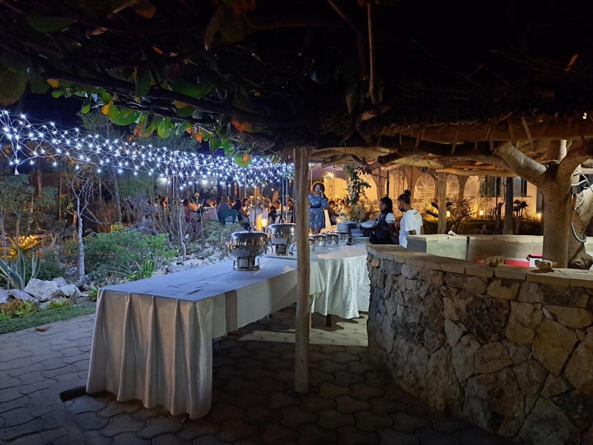 Aux 2 Metis Hotel Toliara Buitenkant foto
