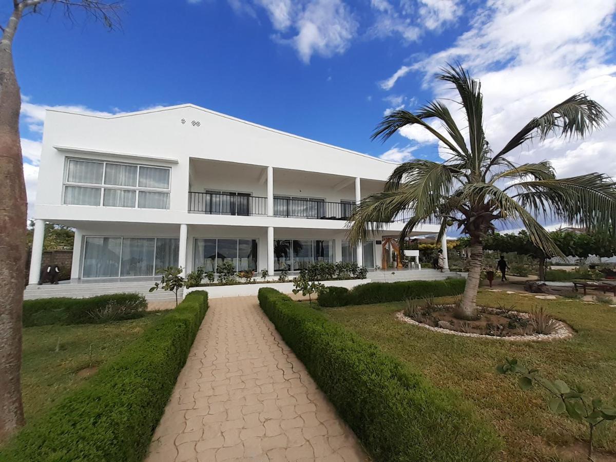 Aux 2 Metis Hotel Toliara Buitenkant foto