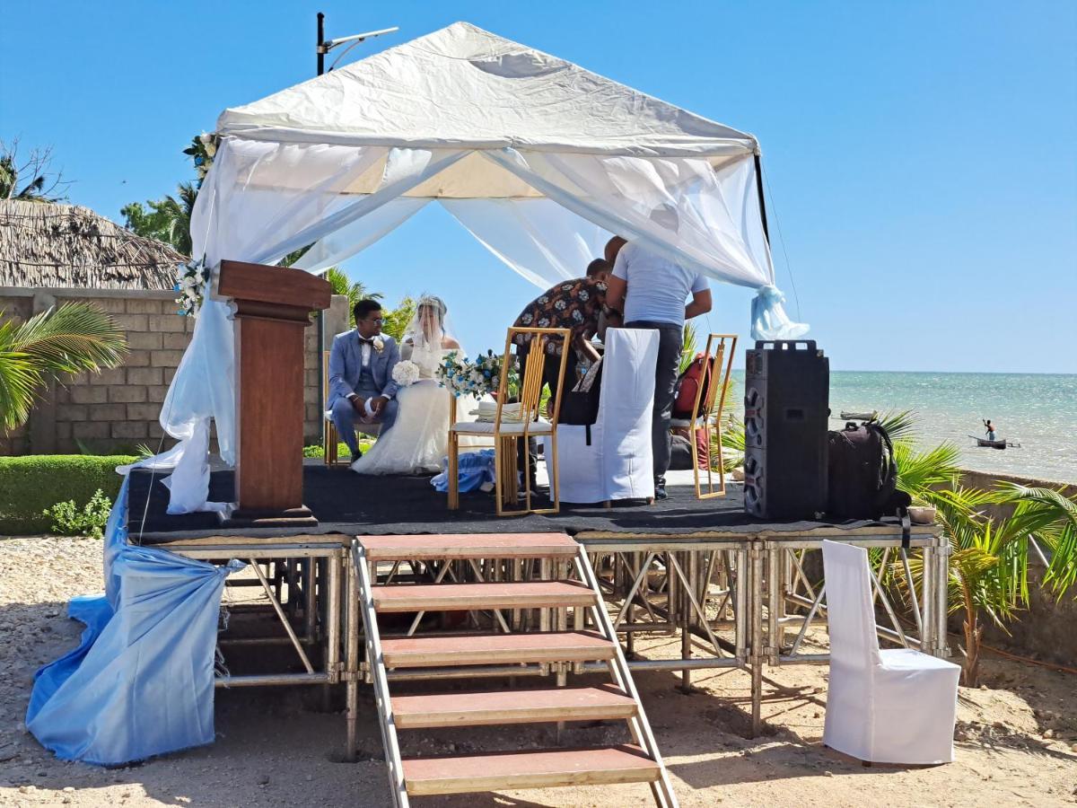 Aux 2 Metis Hotel Toliara Buitenkant foto